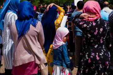 பற்பல பண்பாடுகளில் ஒத்துவாழும் அமைதியான சமூகங்களே மனித வளர்ச்சிக்கு உகந்தது!