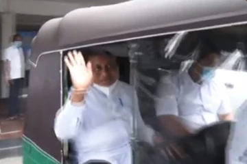 பதவியை பறித்த கோட்டாபய அரசுக்கு கொடுக்கப்பட்ட பதிலடி! புன்னகையுடன் முச்சக்கர வண்டியில் வீடு சென்ற சுசில்