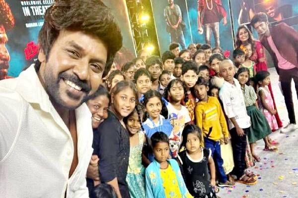 20 வருடங்களாக உணவு கொடுத்த ராகவா லாரன்ஸ்! வளர்ப்பு பிள்ளைகளின் நெகிழ்ச்சி செயல் | Raghava Lawrence Home Kids Lunch Treat Video Viral