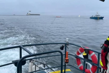 நடுக்கடலில் விபத்துக்குள்ளான கப்பல்: 64 பேருக்கு நேர்ந்த சோகம்!