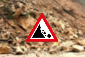 ජනතාව කළඹමින් වටවල යටවෙයි - කැළඹුණු කාලගුණයෙන් දුම්රිය ස්ථානය මතට පස් කන්දක් කඩා වැටෙයි