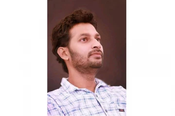 ITN සභාපතිකම ගත්ත නිරෝෂන් FB එකේ කියපු මාර කතාව.බොරු කියලා කාමරයටත් එක්කගෙන ගියේ නාලක(PHOTOS)
