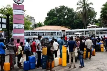 இலங்கை முழுவதிலும் உள்ள எரிபொருள் நிரப்பு நிலையங்களில் குவிக்கப்பட்ட படையினர்!