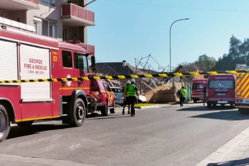 திடீரென இடிந்து விழுந்த ஐந்து மாடிக்கட்டிடம்; இடிபாடுகளிற்குள் 55 பேர்