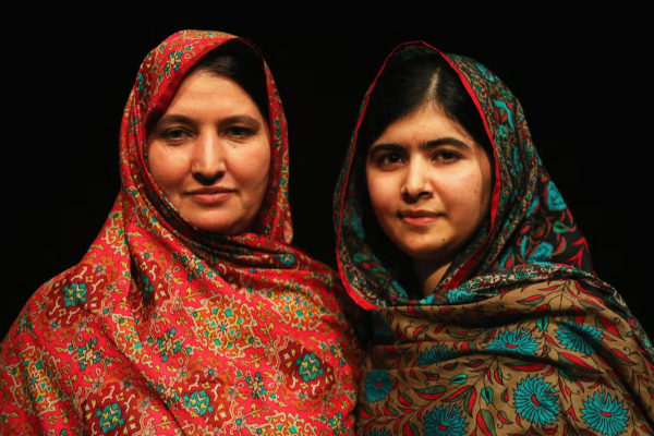 இளம்பெண்ணின் தோளில் கைபோட்ட இளவரசர் ஹரி: கையை தள்ளிவிட்ட தாய் | Prince Harry Hand Shoved By Malala Mother இளம்பெண்ணின் தோளில் கைபோட்ட இளவரசர் ஹரி: கையை தள்ளிவிட்ட தாய் | Prince Harry Hand Shoved By Malala Mother