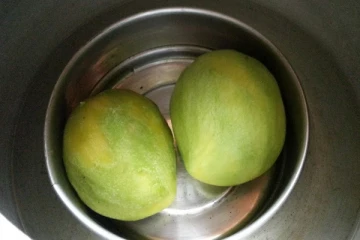 மாம்பழத்தை  சாப்பிடும் முன் நீரில் ஊற வைக்கனும்....ஏன் தெரியுமா? இனி தெரிஞ்சிட்டு சாப்பிடுங்க!