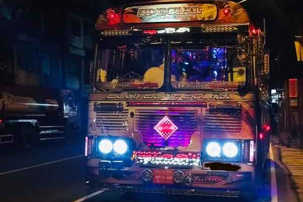 பேருந்தை ஓட்டிச்சென்ற மாணவன்; தூக்கத்தில் போக்குவரத்து பொலிஸார்! | Sleeping Traffic Police