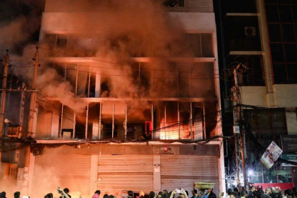 பங்களாதேஷில் பற்றி எரியும் ஊடக நிறுவனங்கள்! | Media Outlets Are Ablaze In Bangladesh