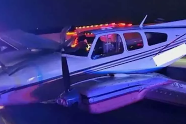 அமெரிக்காவில் திடீரென நடுவீதியில் தரையிறங்கிய விமானம் ; வாகனங்களுடன் மோதி விபத்து | Plane Makes Sudden Emergency Landing In Us Street