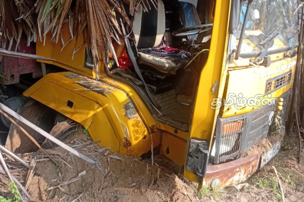 யாழில் வேகக்கட்டுப்பாட்டை இழந்த சீமெந்து லொறி விபத்து | Lorry Accident In Jaffna After Losing Control