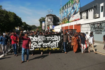 අන්තරේ පා ගමන අතර අගමැති නිවස ආසන්නයේ උණුසුම් තත්ත්වයක්...(VIDEO)