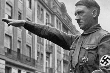 ஹிட்லரின் பாணியில் வணக்கம் செலுத்திய மூவர் கை