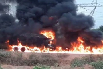 லாரி மோதி ஒருவர் பலி... 30 லாரிகளை அடித்து நொறுக்கிய மக்கள்...