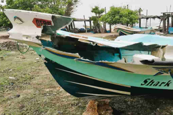 மன்னார் கடலில் விபத்து ; மீன்பிடிப் படகுகள் மோதியதால் பெரும் சேதம் | Heavy Damage Caused Collision Fishing Boats Mannar மன்னார் கடலில் விபத்து ; மீன்பிடிப் படகுகள் மோதியதால் பெரும் சேதம் | Heavy Damage Caused Collision Fishing Boats Mannar