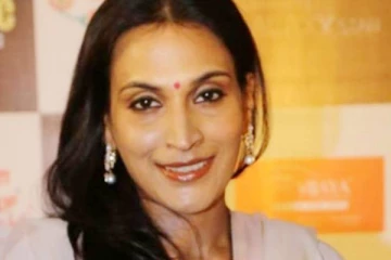 நாற்காலியில் குத்தவச்சு உட்கார்ந்து போஸ் கொடுத்த ஐஸ்வர்யா - கடுப்பான ரசிகர்கள் - வைரலாகும் புகைப்படம்