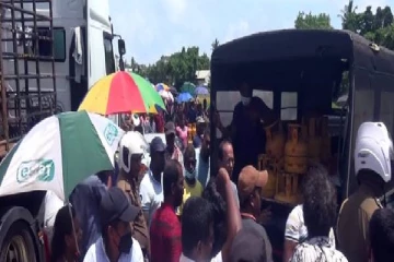 அதிகாரபலத்துடன் எரிவாயு பெற முயன்ற பொலிஸார்! விரட்டியடித்த பொதுமக்கள்