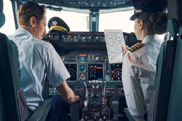 நடுவானில் விமானத்தின் Cockpit கதவை திறந்த விமானி ; பதற்றமடைந்த பயணிகள் | Pilot Opens Cockpit Door Mid Air Passengers Panic