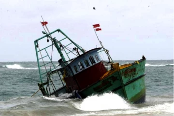 300 இலங்கை அகதிகளுடன் நடுக்கடலில் கவிழ்ந்த படகு: கோரிக்கையை ஏற்று சிங்கப்பூர் உதவி