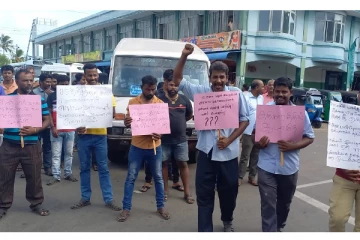 யாழில் வீதிக்கு இறங்கிய சாரதிகள் மற்றும் நடத்துனர்கள்!