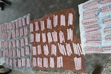 மனிதர்கள் வாழாத தீவிலிருந்து மீட்கப்பட்ட வெடி மருந்துகள் (Photos)