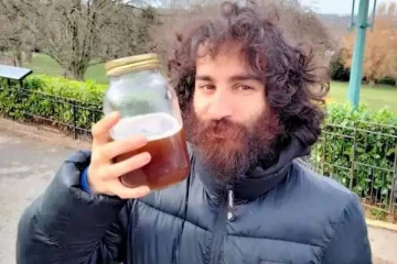 சிறுநீர் குடித்தே உயிர் வாழும் அதிசய நபர்! காரணத்தை கேட்ட ஆடிபோய்டுவீங்க!