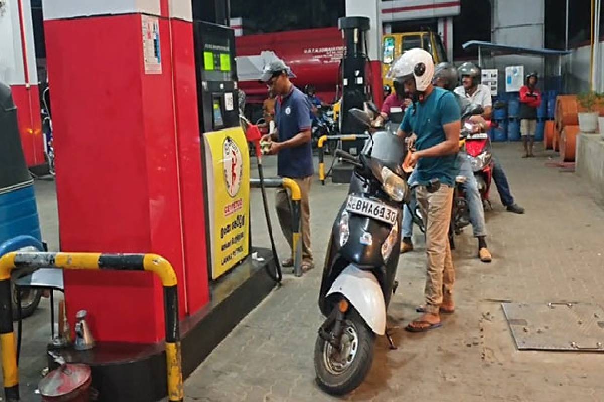 இலங்கையர்களுக்கு மகிழ்ச்சித் தகவல்! குறைகிறது எரிபொருள் விலை - அமைச்சரின் அறிவிப்பு | Fuel Prices Are Falling