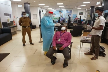 வவுனியாவில் பயணத்தடை நேரத்தில் வீதியில் பயணித்தோரிற்கு பி.சி.ஆர் பரிசோதனை