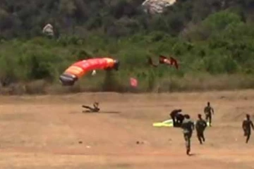 பராசூட் சாகசத்தின் போது இரு இராணுவ வீரர்களுக்கு ஏற்பட்ட நிலை