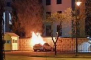 ரஷ்ய தூதரகத்தின் மீது மோதி காருடன் எரிந்த ஓட்டுநர்! பரபரப்பு வீடியோ