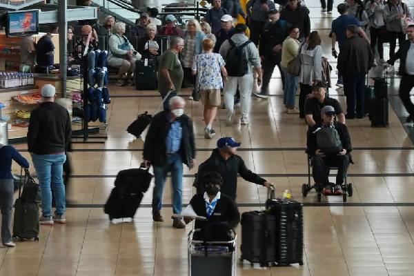 ஒரே நாளில் 3,300 விமானங்கள் ரத்து... 10,000 விமானங்கள் தாமதம்: எழுந்த புதிய அச்சம் | Airlines Cancel 3300 Us Flights ஒரே நாளில் 3,300 விமானங்கள் ரத்து... 10,000 விமானங்கள் தாமதம்: எழுந்த புதிய அச்சம் | Airlines Cancel 3300 Us Flights