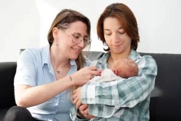 ஒரே பாலின தம்பதிகளுக்கு பிறந்த குழந்தை! இருவரும் கருவை சுமந்த அதிசயம்