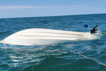 படகு கவிழ்ந்ததில் தந்தையும் மகளும் மாயம்