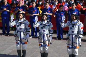 மூவரை விண்வெளிக்கு அனுப்பியது சீனா