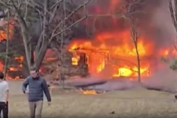 அமெரிக்காவில் விமானம் மோதி வீடொன்று தீக்கிரை