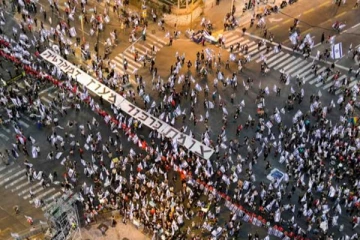 දැවැන්ත ප්‍රහාරයක් එල්ල වීමේ අවදානම නොතකා පැවැත්වූ විරෝධය..