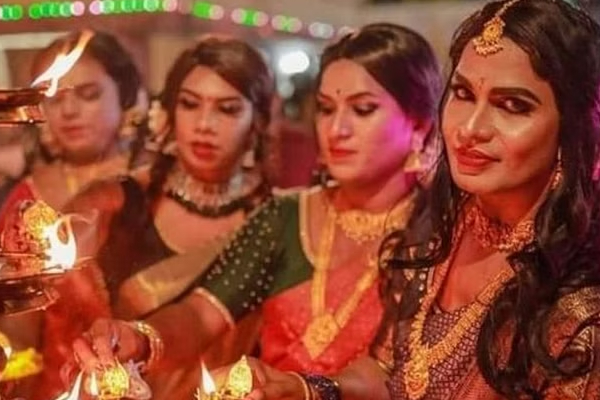 மீச பியூட்டி : பெண்கள் வேடத்தில் சும்மா தக தகவென மின்னிய ஆண்கள் - கோவில் திருவிழாவில் விநோதம் | Keralas Unique Festival Where Men Dress Women மீச பியூட்டி : பெண்கள் வேடத்தில் சும்மா தக தகவென மின்னிய ஆண்கள் - கோவில் திருவிழாவில் விநோதம் | Keralas Unique Festival Where Men Dress Women