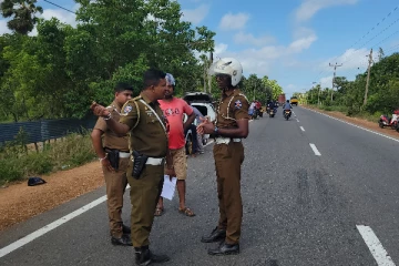 யாழிலிருந்து கொழும்பு நோக்கி பயணித்த கார் விபத்து ; வைத்தியர் படுகாயம்