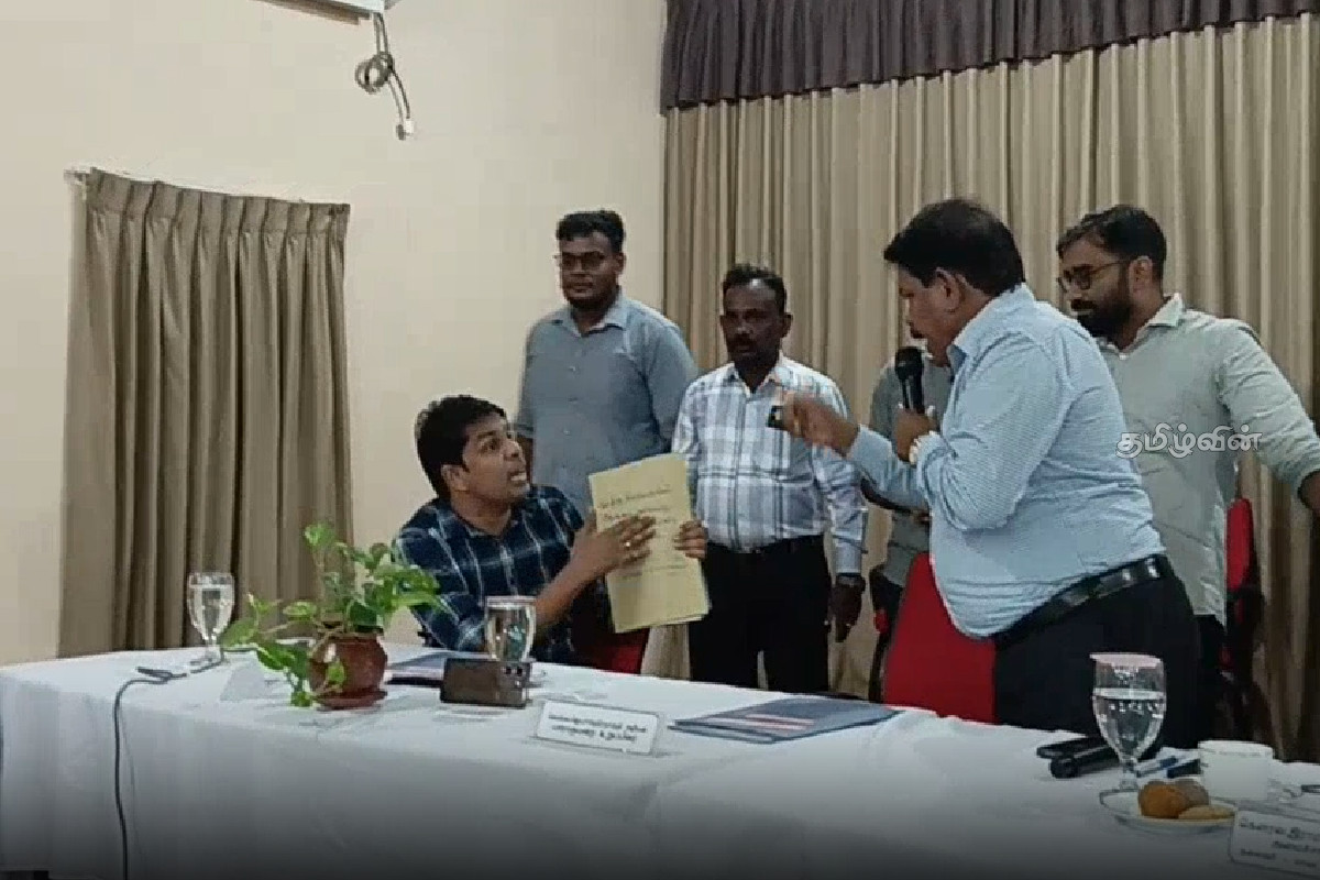 கிளிநொச்சி ஒருங்கிணைப்புக் குழுக் கூட்டத்தில் அர்ச்சுனாவால் கடும் குழப்பம் : பொலிஸாரால் வெளியேற்றம்.. | Kilinochchi Dcc Meeting