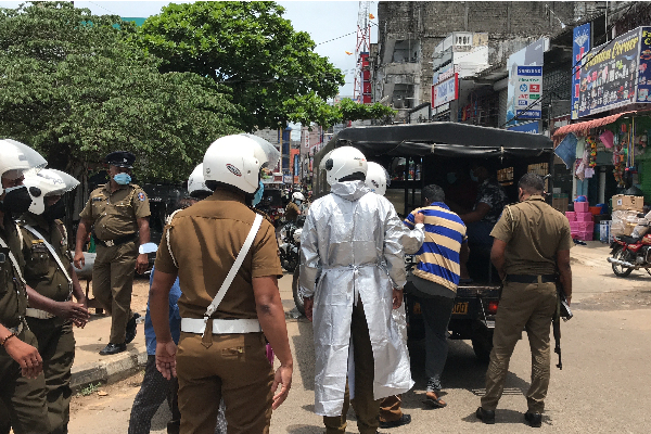 இலங்கையில் வெளிநாட்டு தம்பதியிடம் நபரொருவர் காட்டிய கைவரிசை! | Sri Lanka Train Ticket Fare Foreign Couple