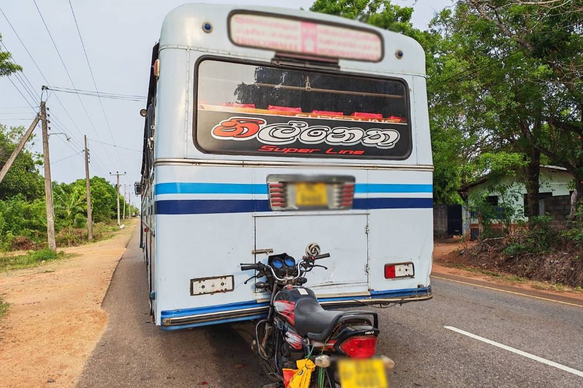திருமலையில் விபத்து : பேருந்தின் பின்னால் மோதிய மோட்டார் சைக்கிள் சாரதி படுகாயம்! | Motorcycle Driver Injured In Accident In Trinco திருமலையில் விபத்து : பேருந்தின் பின்னால் மோதிய மோட்டார் சைக்கிள் சாரதி படுகாயம்! | Motorcycle Driver Injured In Accident In Trinco