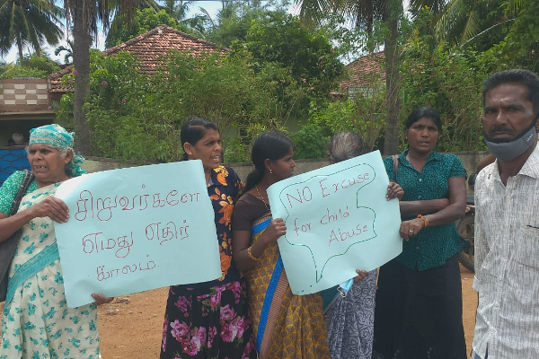 சிறுவர் மற்றும் பெண்களுக்கெதிரான வன்முறைகளுக்கு எதிராக கவனயீர்ப்பு போராட்டம் முன்னெடுப்பு (Photos) | Attention Mullaitivu Violence Children And Women