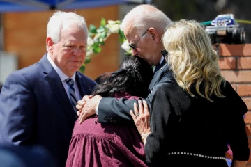 டெக்சாஸ் படுகொலை: கண்ணீருடன் நேரில் அஞ்சலி செலுத்திய அமெரிக்க ஜனாதிபதி ஜோ பைடன்!