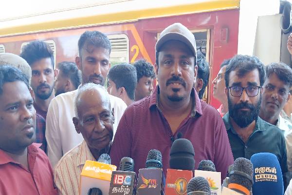 யாழ் தேவி ரயிலில் சகோதரத்துவப் பயணம் ; கிளிநொச்சியில் இருந்து இணைந்த இளைஞர்கள் | The Jaffna Devi Train Great Reception Kilinochchi
