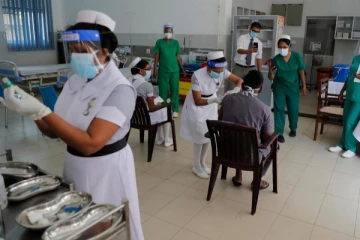 கொவிட் தொற்றுக்குள்ளாக 8000 பேர் வீடுகளில் - மரணங்கள் அதிகரிக்கும் ஆபத்து