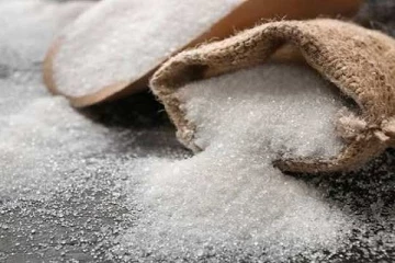 மனித நுகர்வுக்கு தகுதியற்ற சீனியை வைத்திருந்த இருவர் கைது