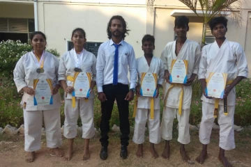கராத்தே போட்டியில் பதக்கங்களை அள்ளிய வவுனியா வீர, வீராங்கனைகள் (PHOTOS)