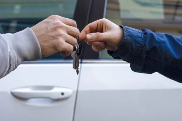 வாடகைக்கு பெற்ற காரை பிரித்து விற்க முயன்ற கில்லாடி!