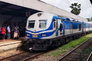 தொடரூந்திலிருந்து தவறி வீழ்ந்த இளைஞனுக்கு நேர்ந்த சோகம்!
