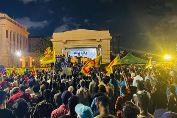 காலிமுகத்திடலில் அதிரடி காட்டும் ஆர்ப்பாட்டக்காரர்கள்! வானில் ஒளிரும் GotaGoHome! | Sri Lanka Galle Protest Against Gotabaya Govt