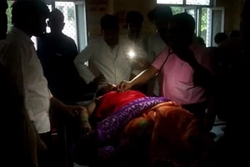 ஸ்ட்ரெச்சரில் நோயாளி... டார்ச் அடிச்சு சிகிச்சை அளித்த மருத்துவர்கள் - அதிர்ச்சி சம்பவம்!